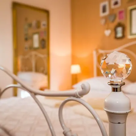 Cute Shabby Chic Ella Apartament